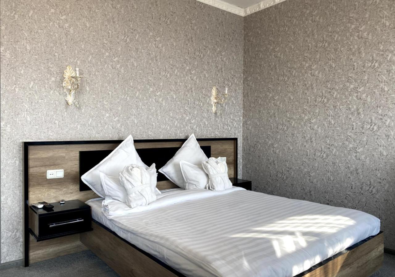 Diyor Hotel Marghilon Exterior photo